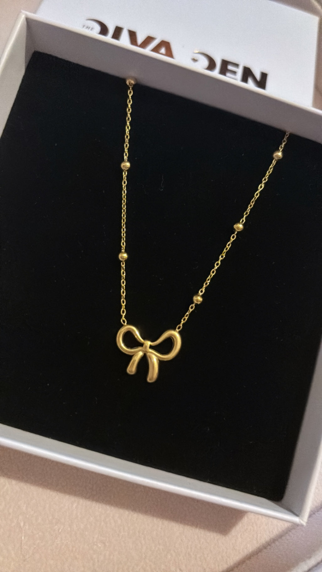 Bow chain necklace