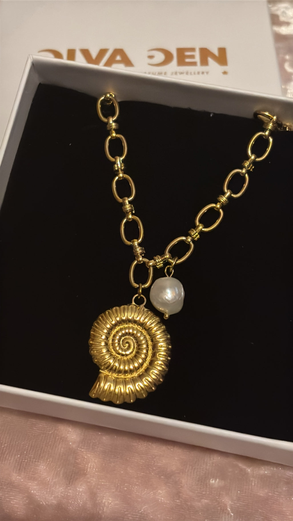 Sea shell and pearl