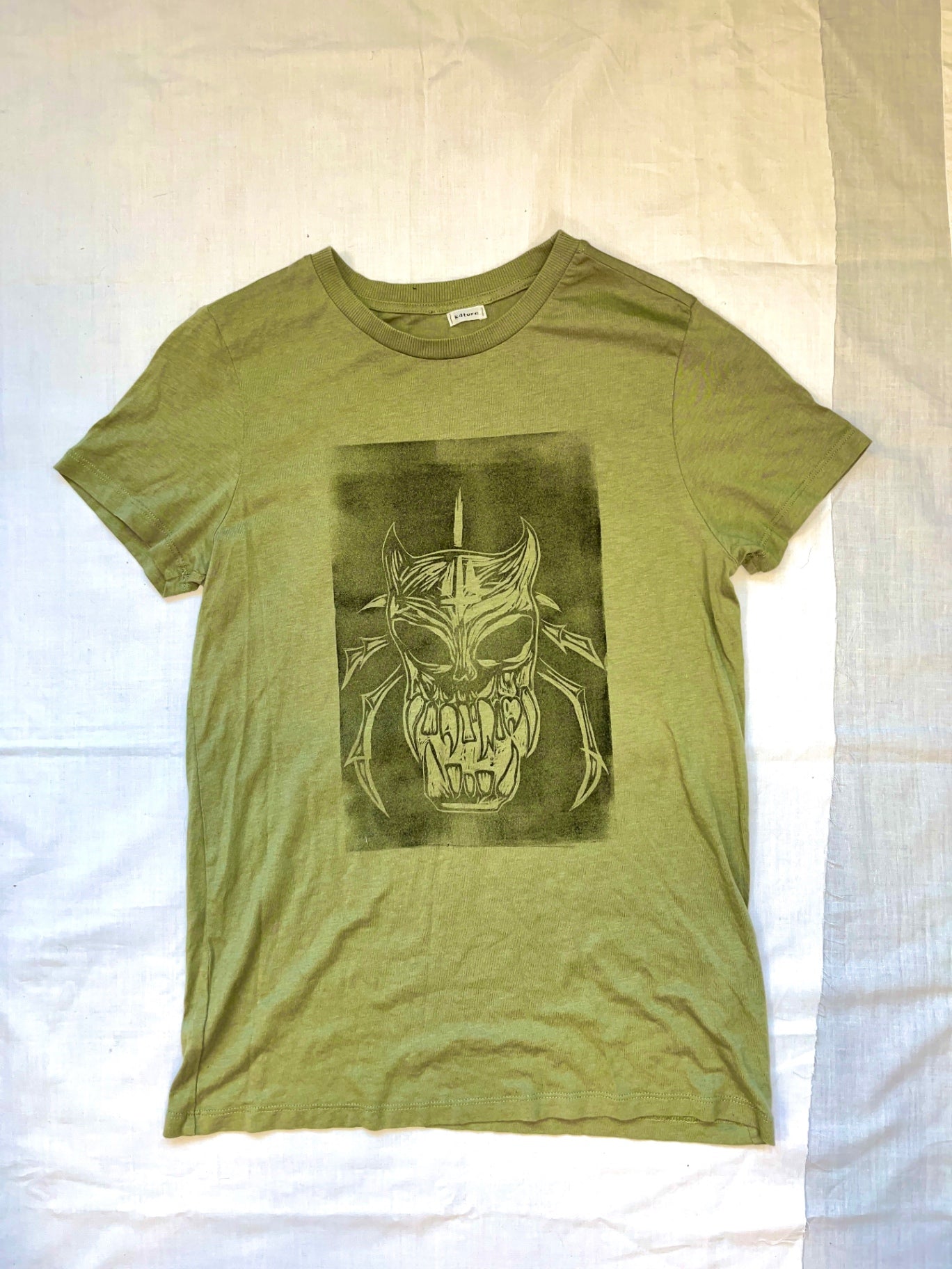 Green t shirt with skull / spider legs design