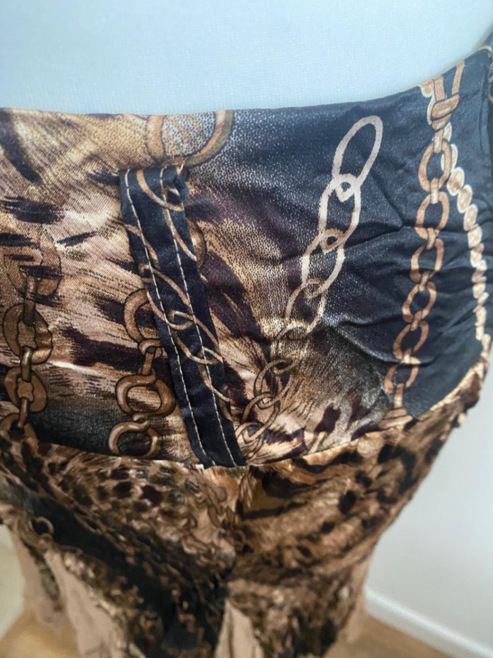 Brown skirt with leopard print chain design