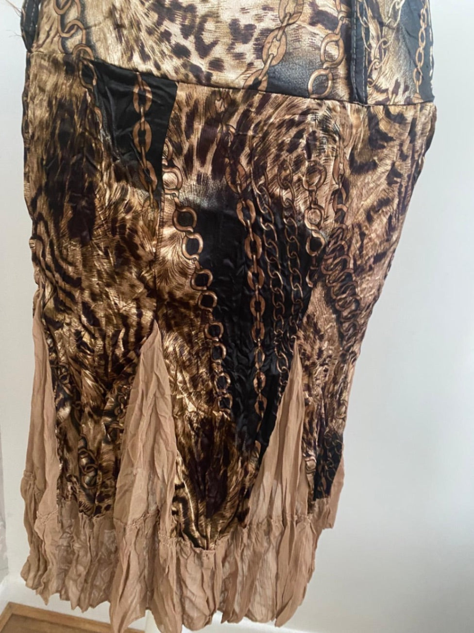 Brown skirt with leopard print chain design