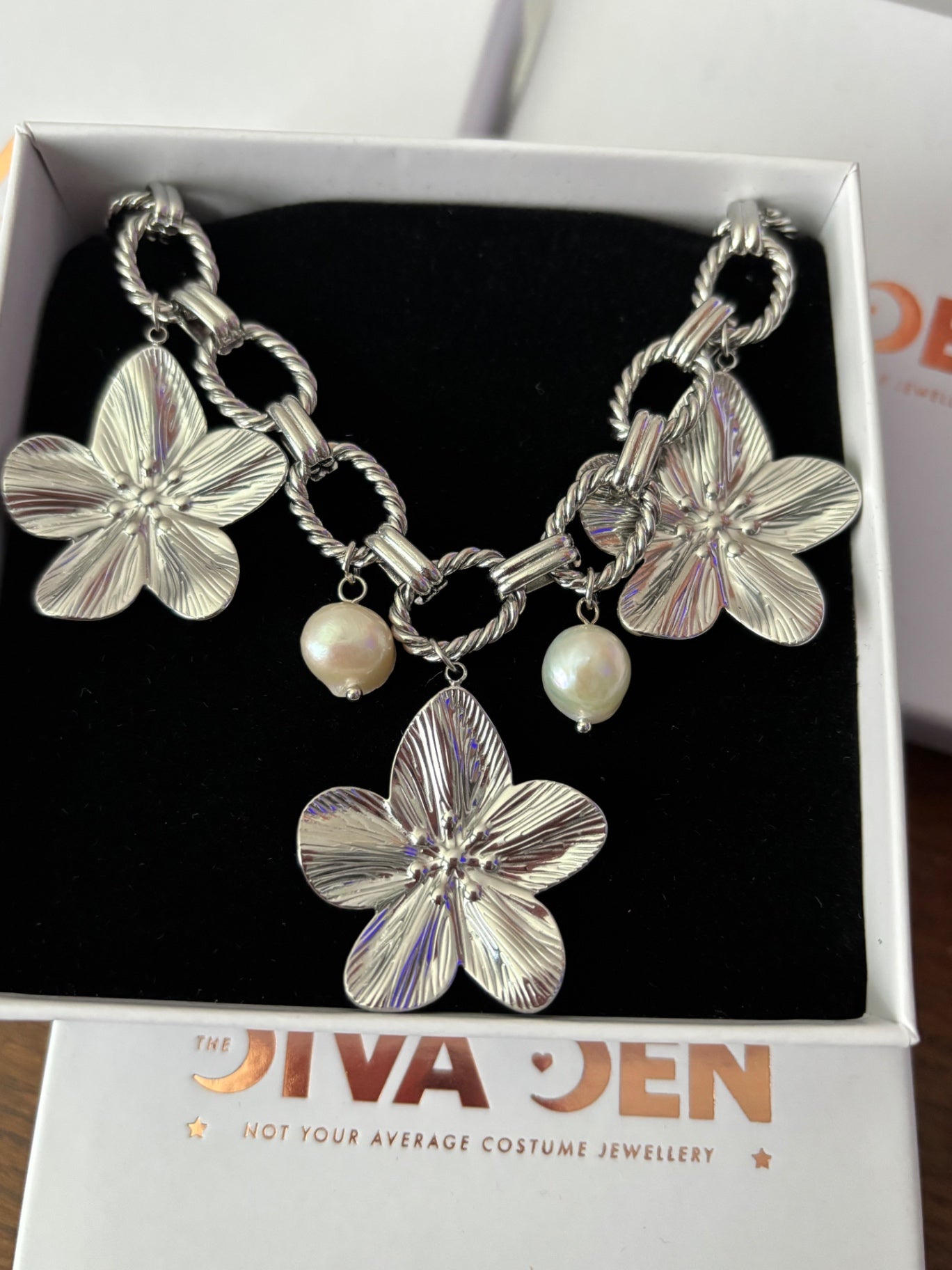 Flower and pearl Necklace
