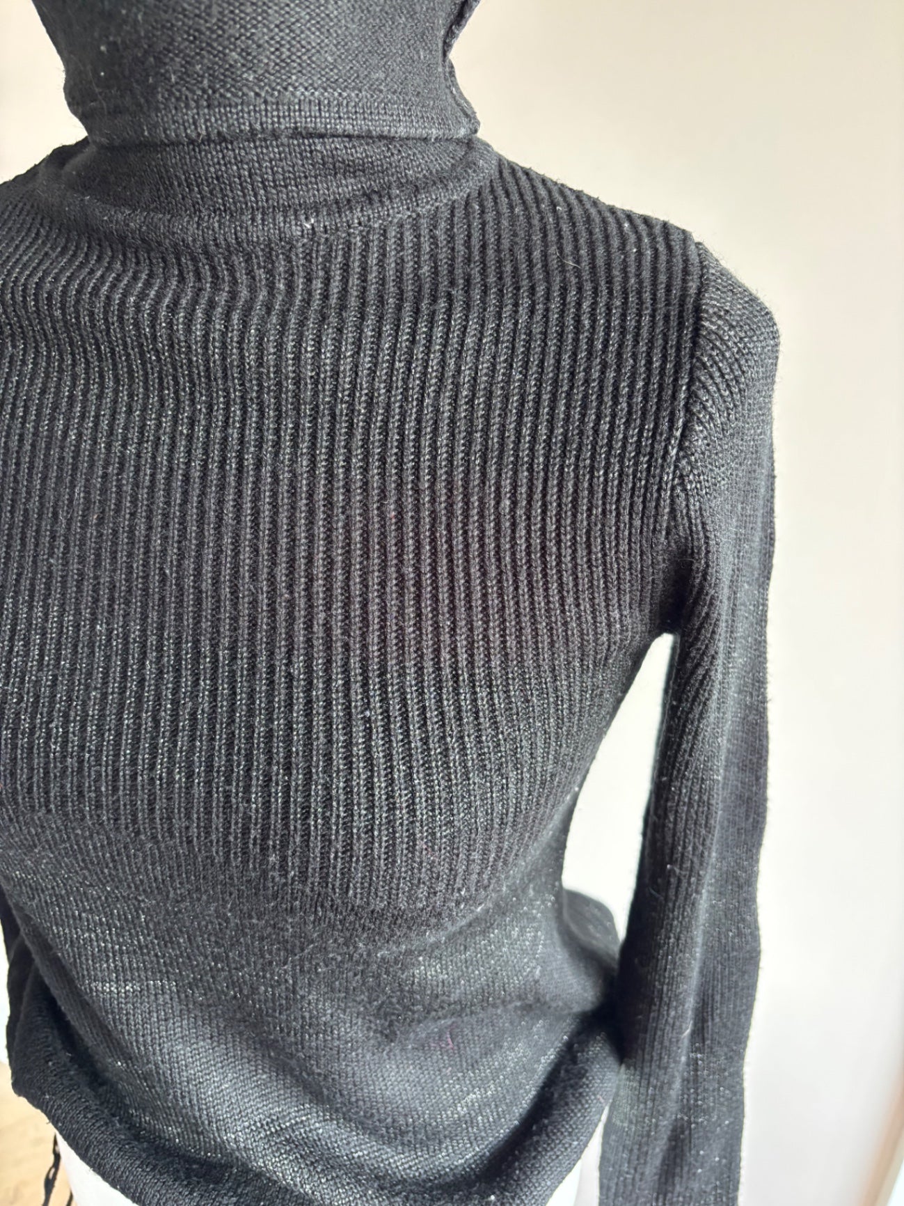 Black jumper motivi