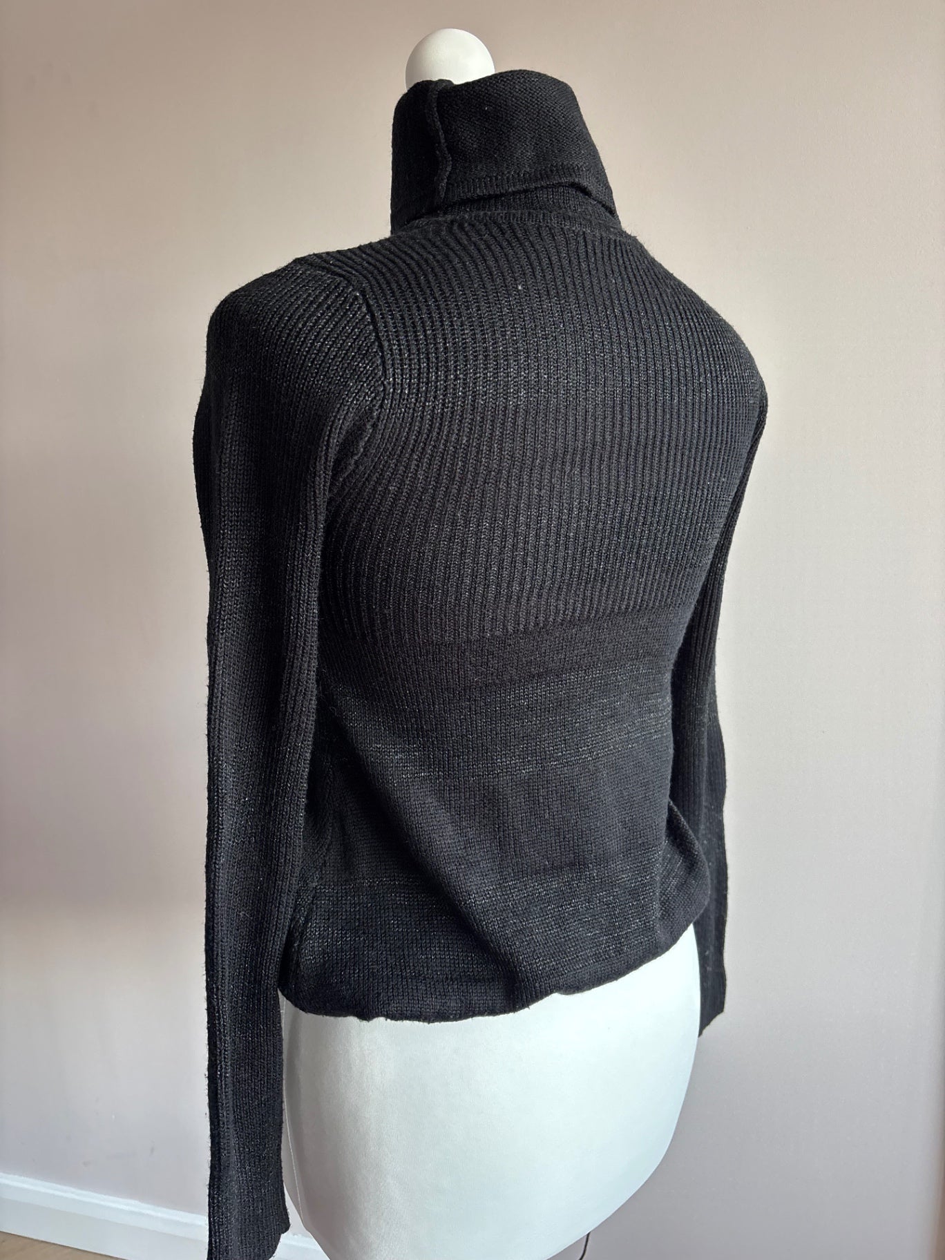 Black jumper motivi