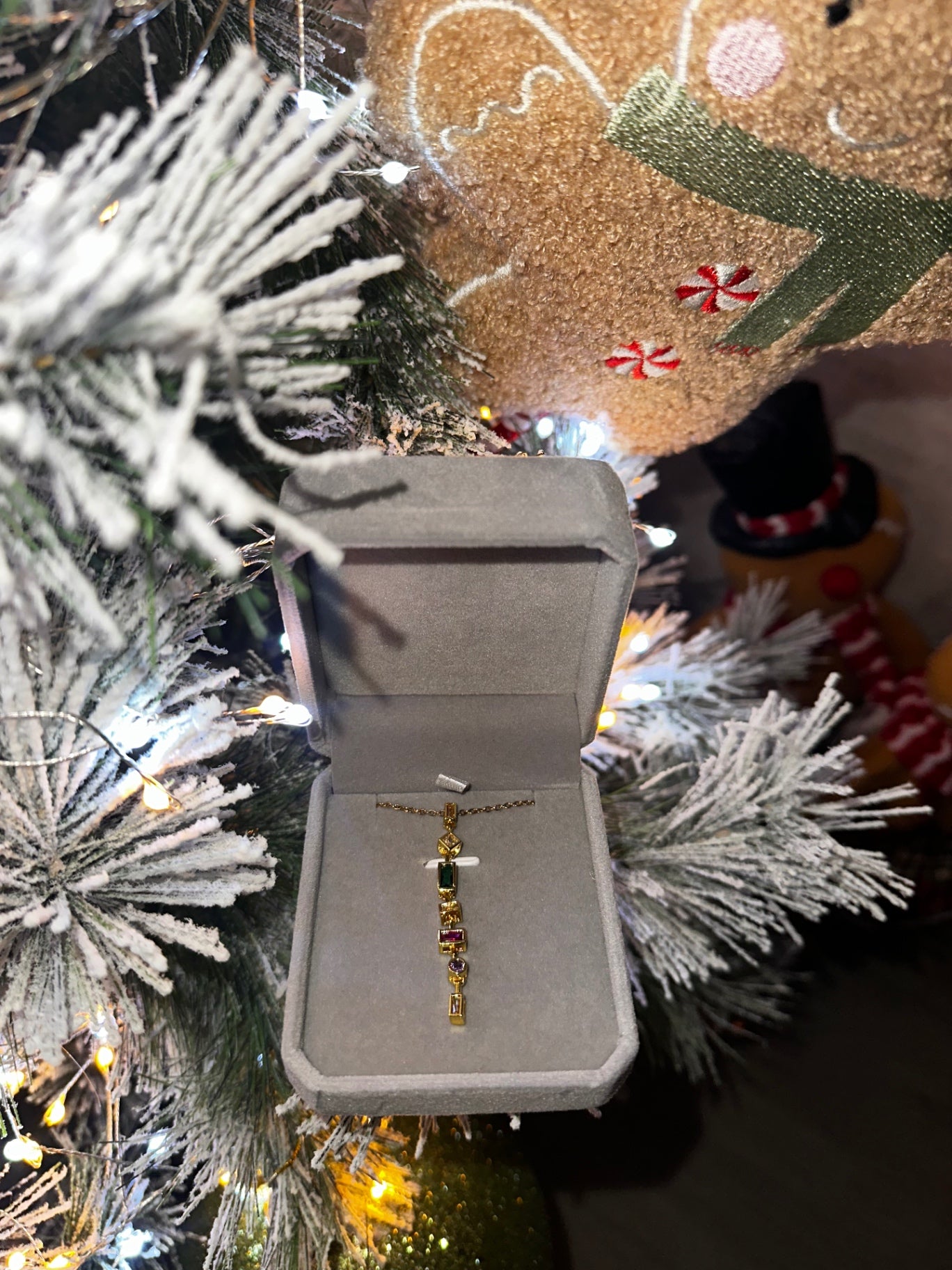 Gemstone necklace gold