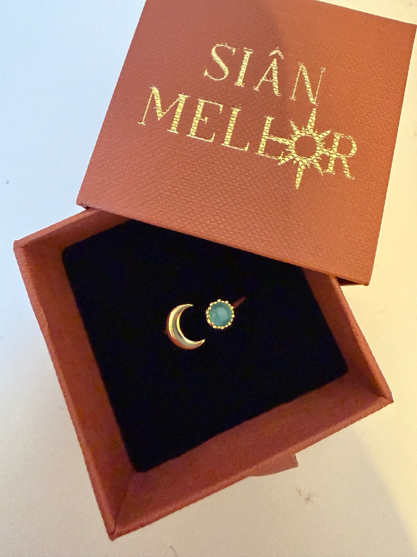 Extendable moon & blue stone gold ring