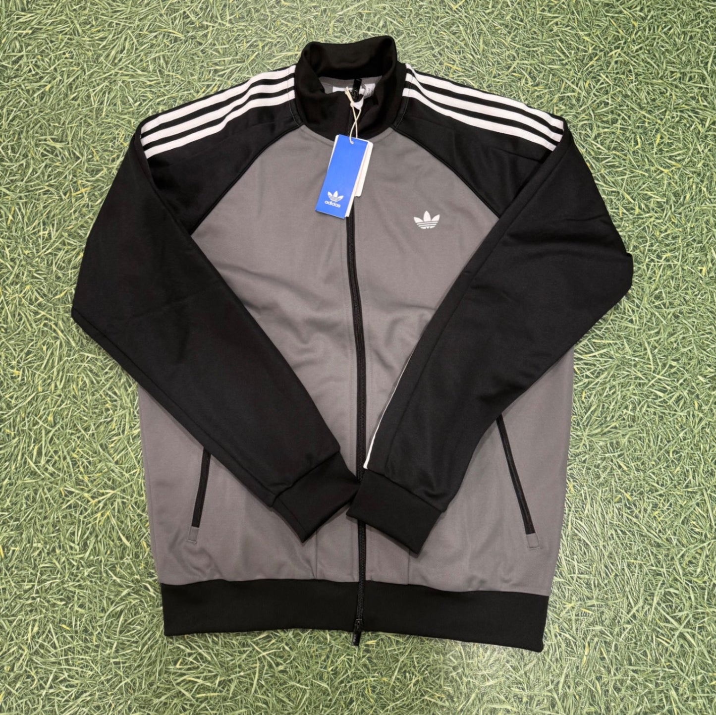 Adidas Trackie Top - Grey & Black M