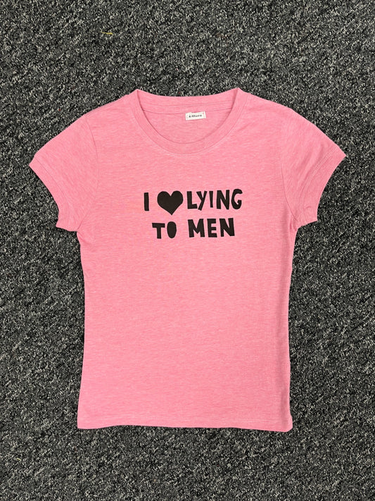 ‘I love lying to men’ baby tee in pink