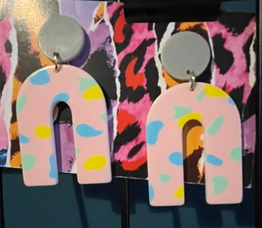'U' shape with 90s print 