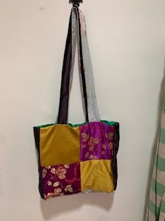 4 sq, 2xpink floral, 2xgold satin. Blue floral back. Long purple and blue handles