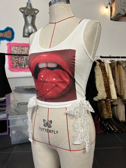 Flirty lips with lace trim