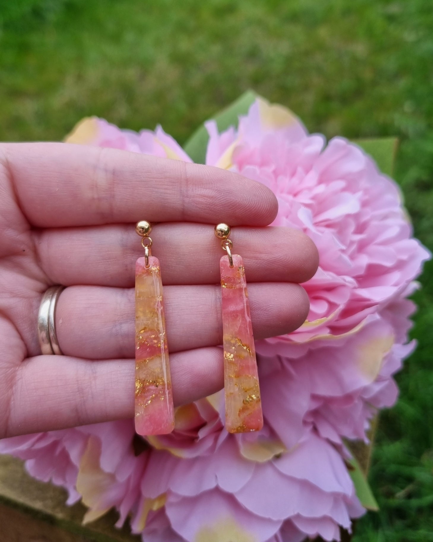 Elegant drop pink and gold earrings