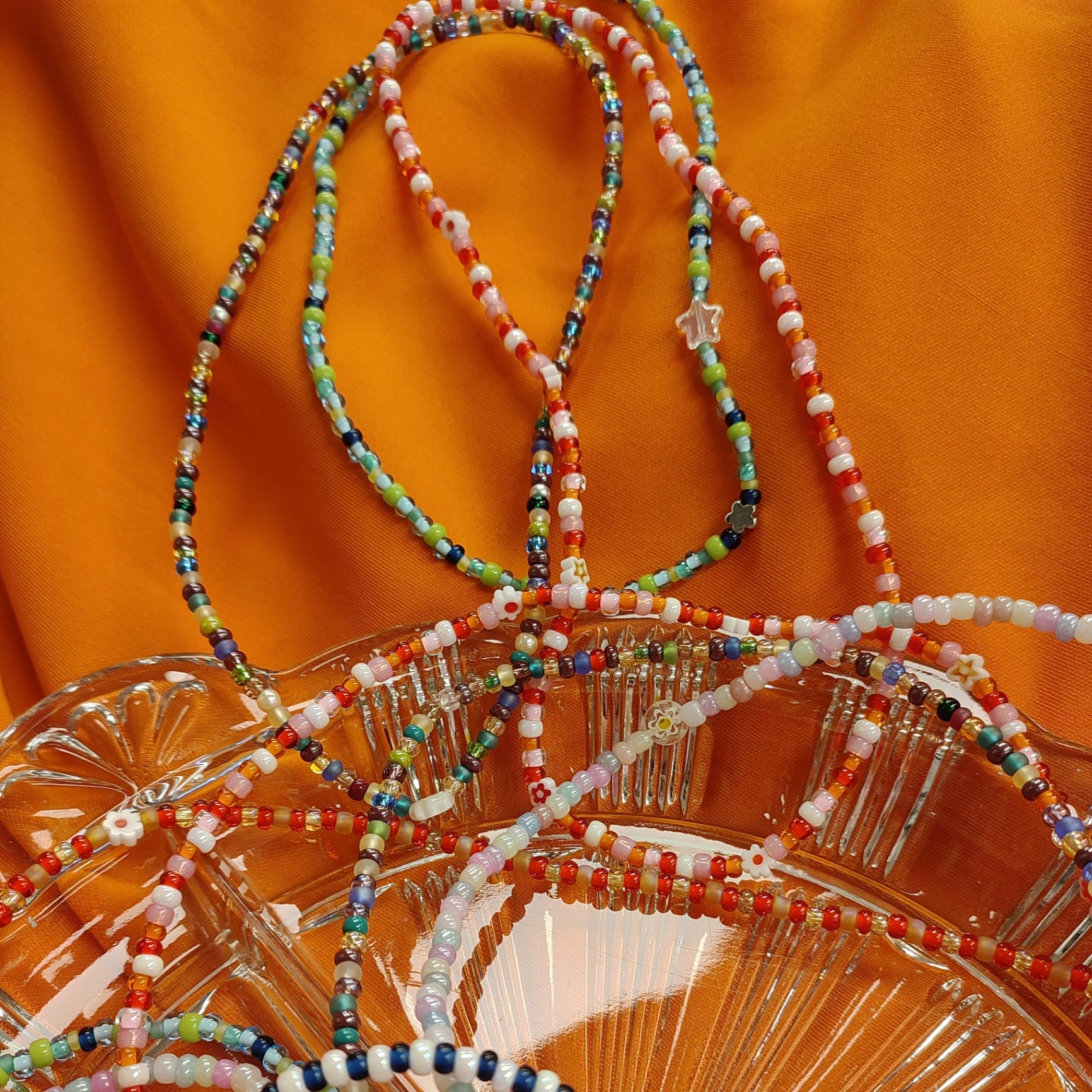 Elastic necklaces