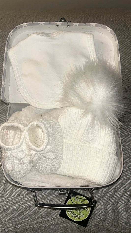 4 Piece Neutral Baby Gift Set.  Bib, Hat, Booties And Gift Case