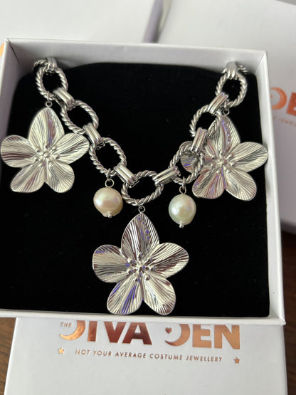 Flower and pearl Necklace