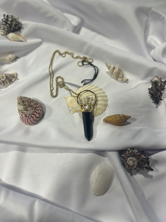 Obsidian Ritual Amulet – Biwa Pearl & Gold Hand Charm
