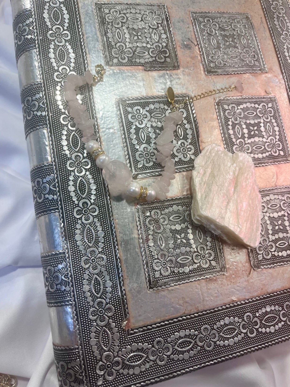 Rose Quartz & Biwa Pearl Bracelet – Gold