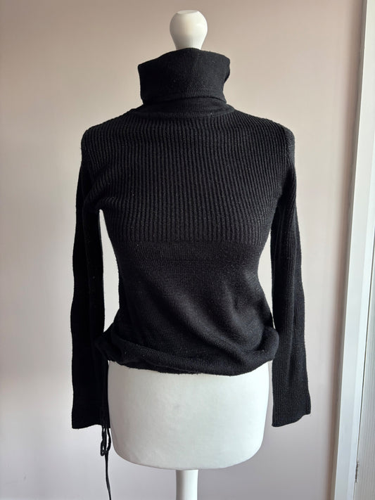 Black jumper motivi