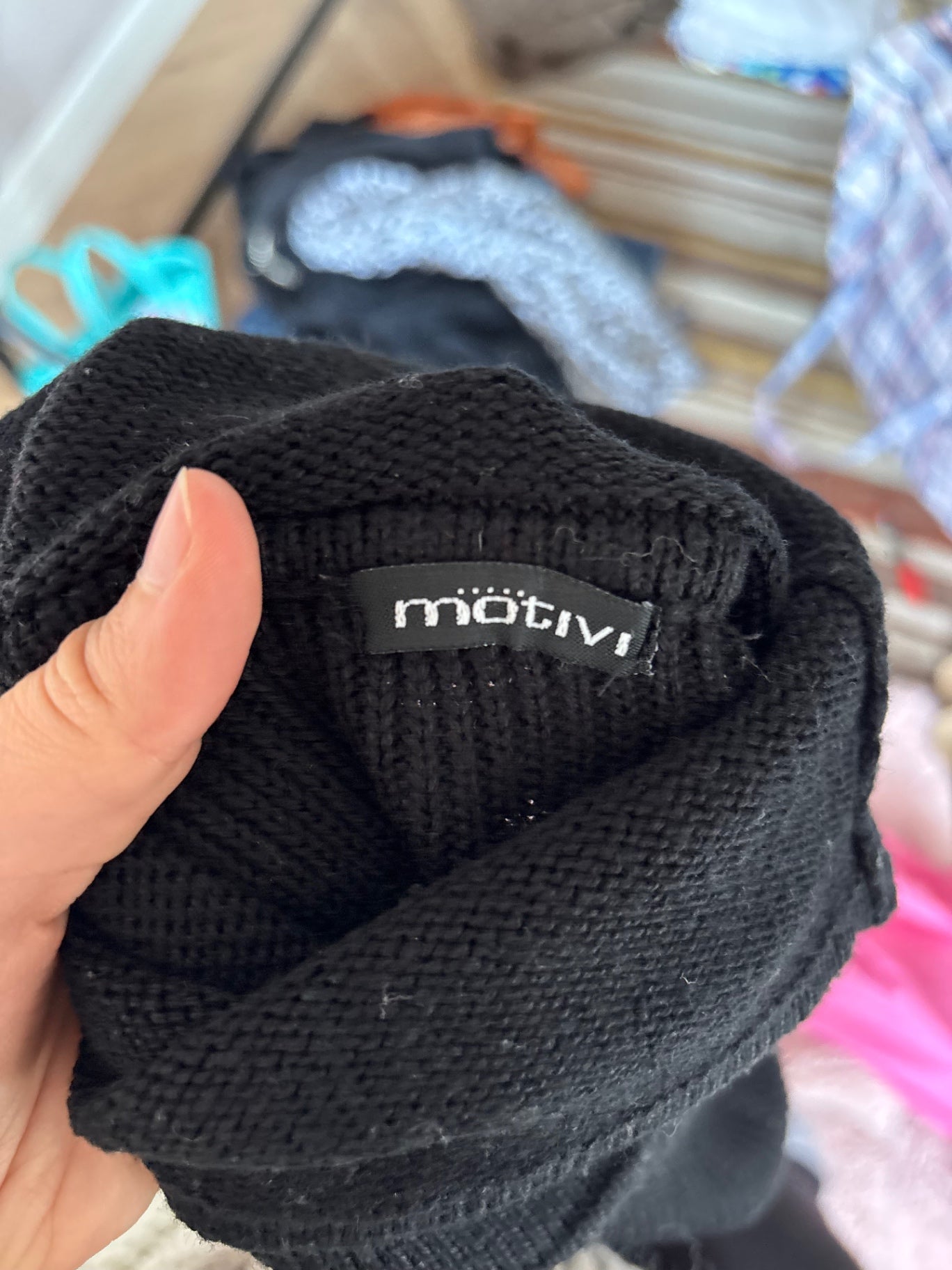 Black jumper motivi