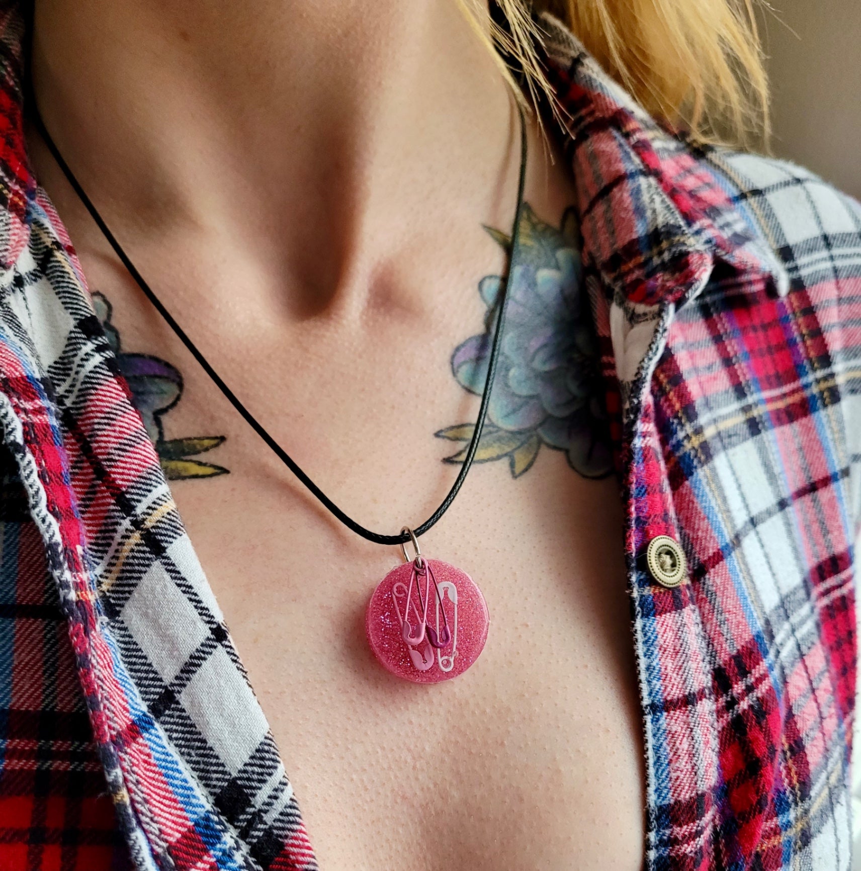 Pink Glitter Safety Pin Circle Pendant Necklace - 50 + 5cm Black Cord