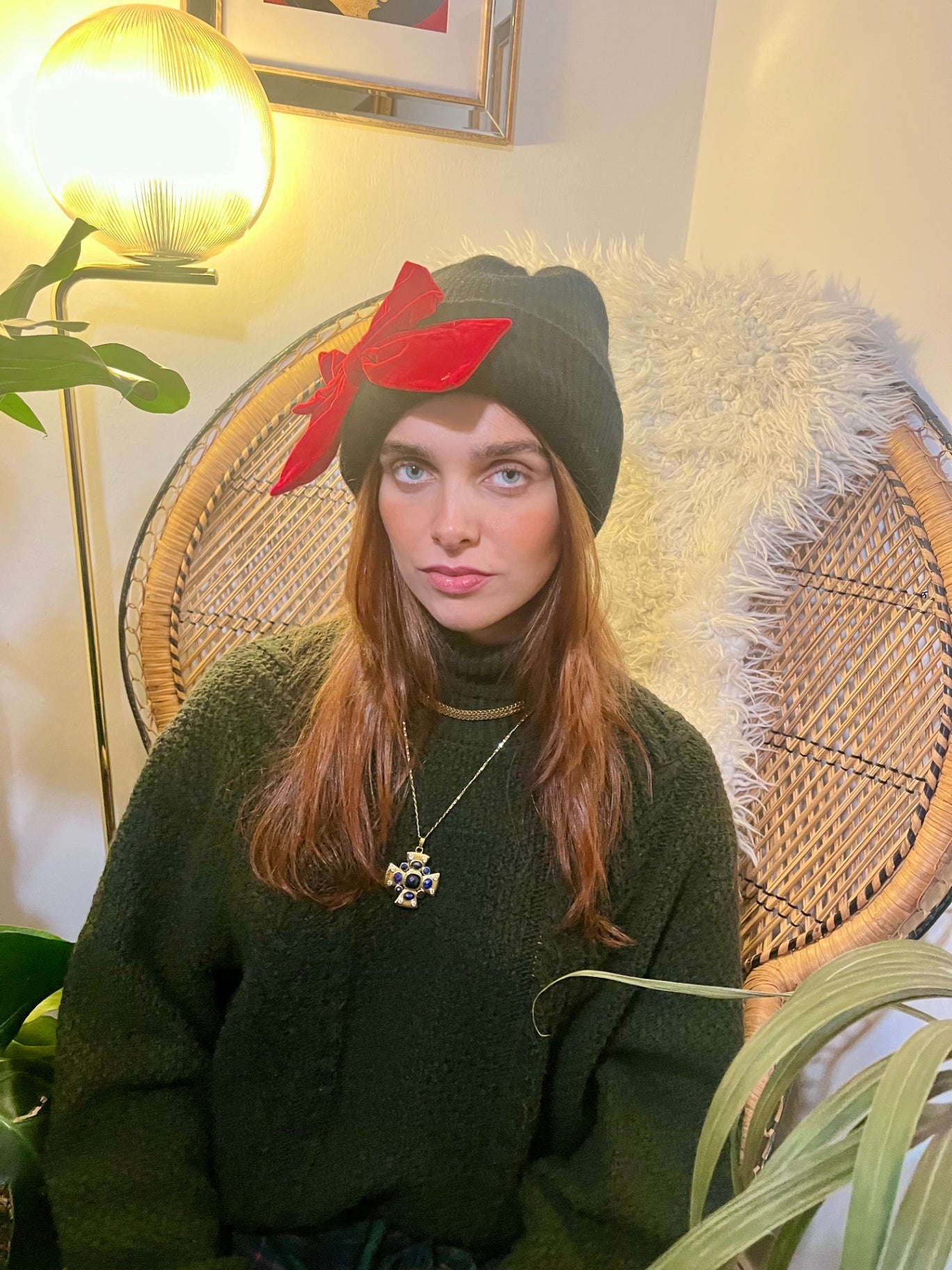 BLACK WOOL HAT WITH RED BOW