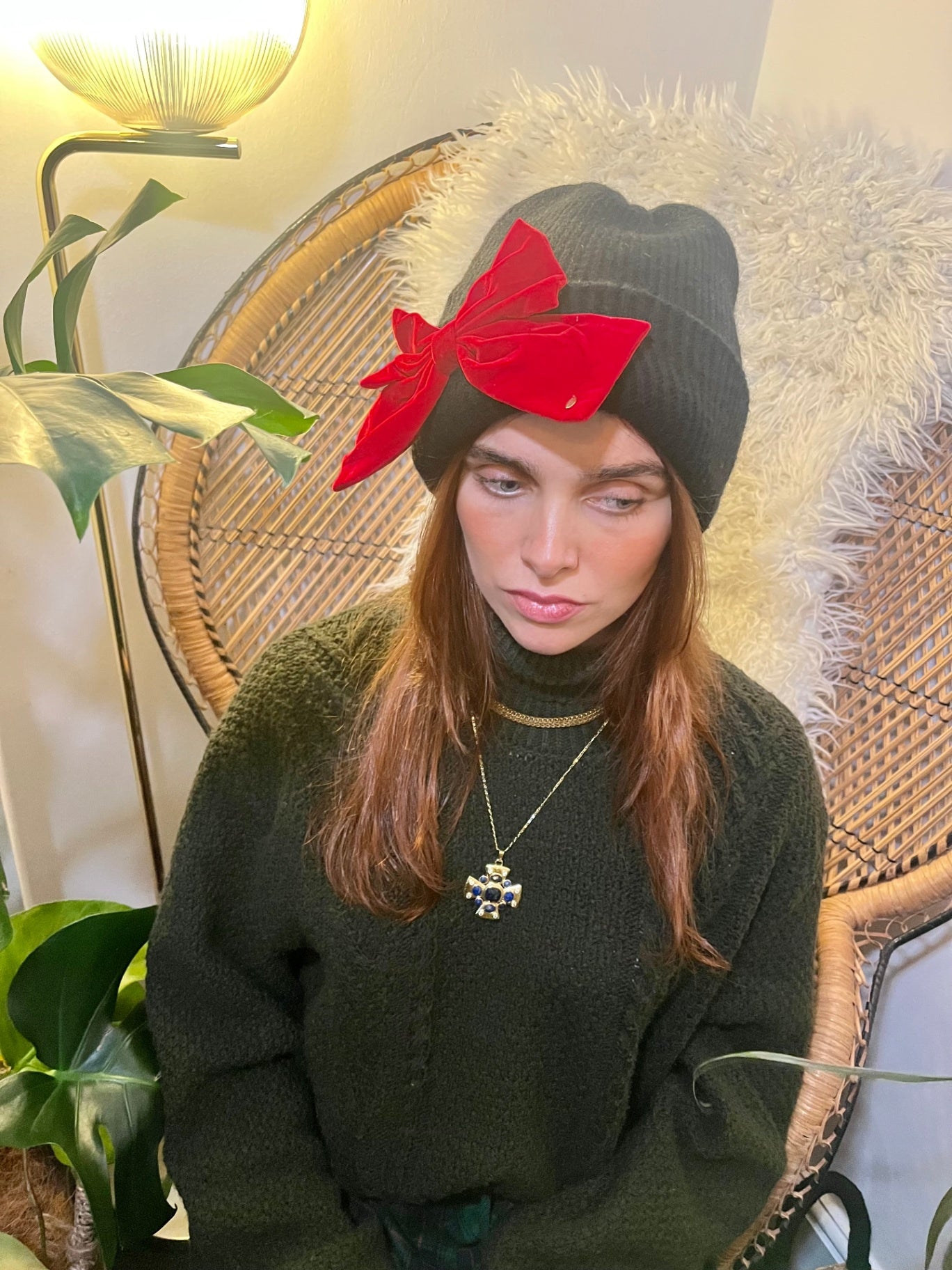 BLACK WOOL HAT WITH RED BOW