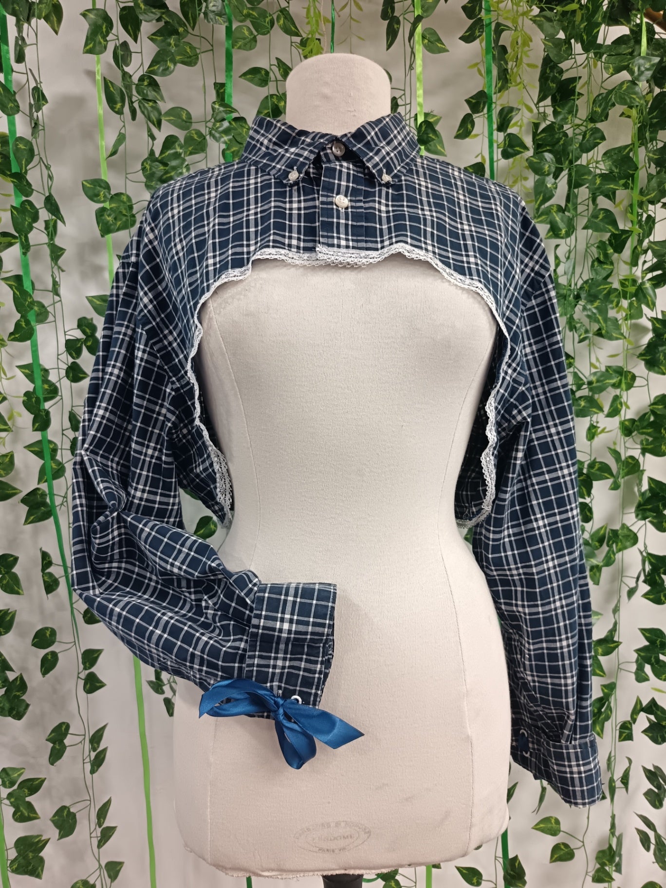 Cropped shirt with lace