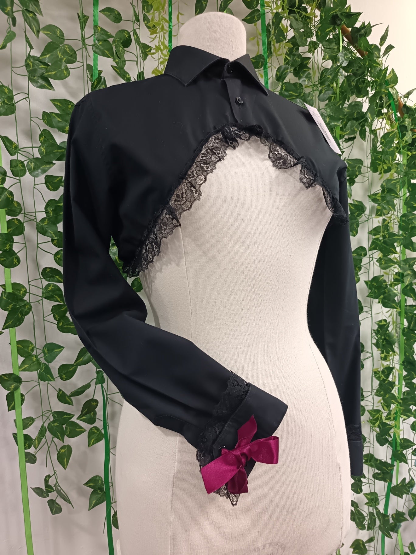 Cropped shirt with lace