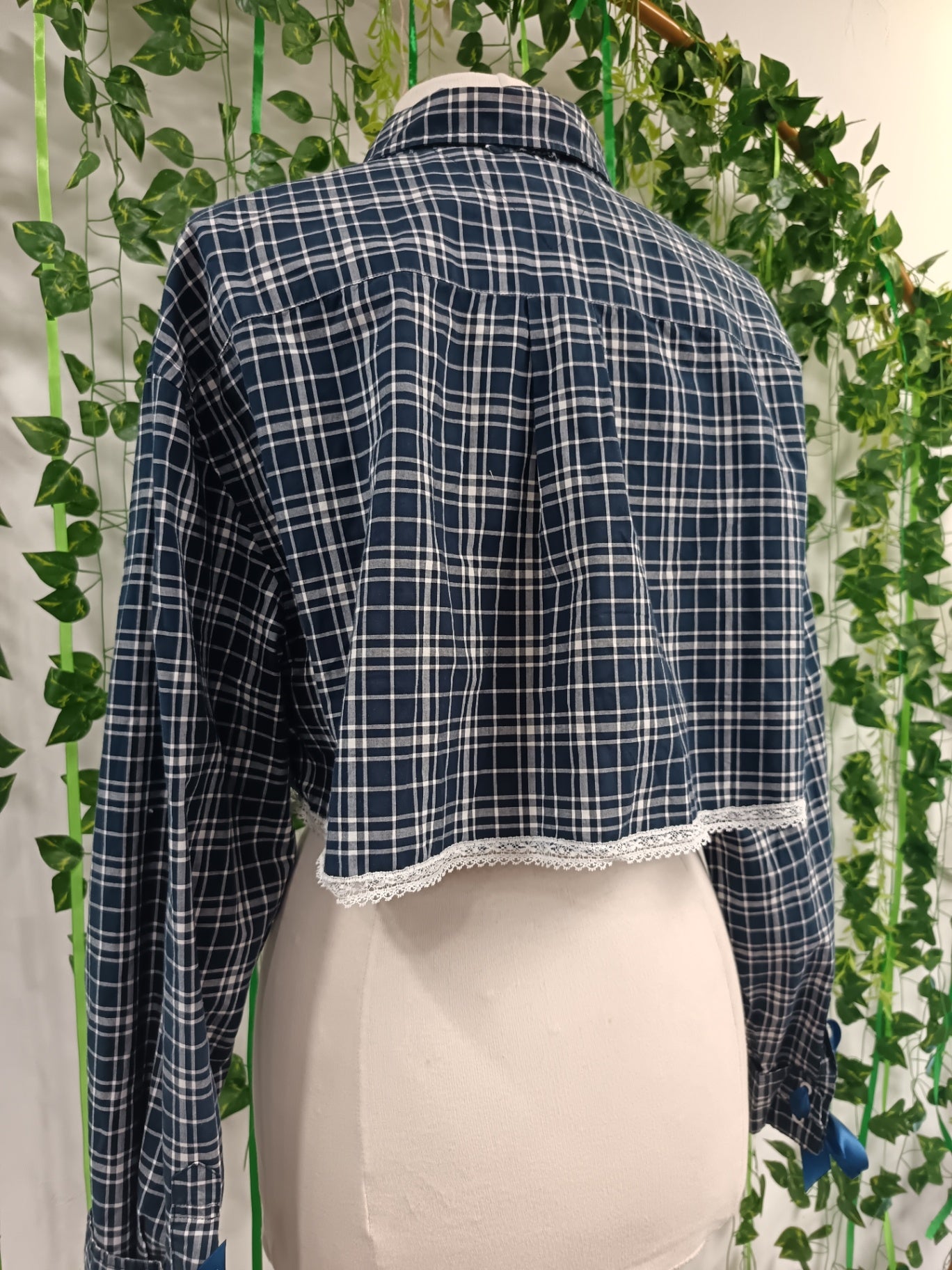 Cropped shirt with lace