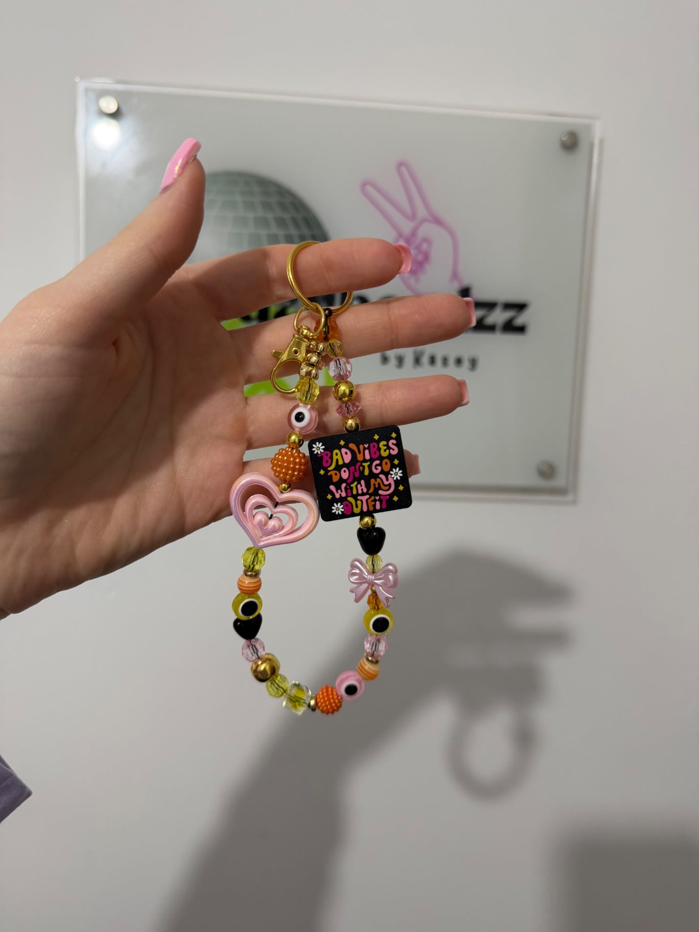‘Bad vibes’ keyring - gold