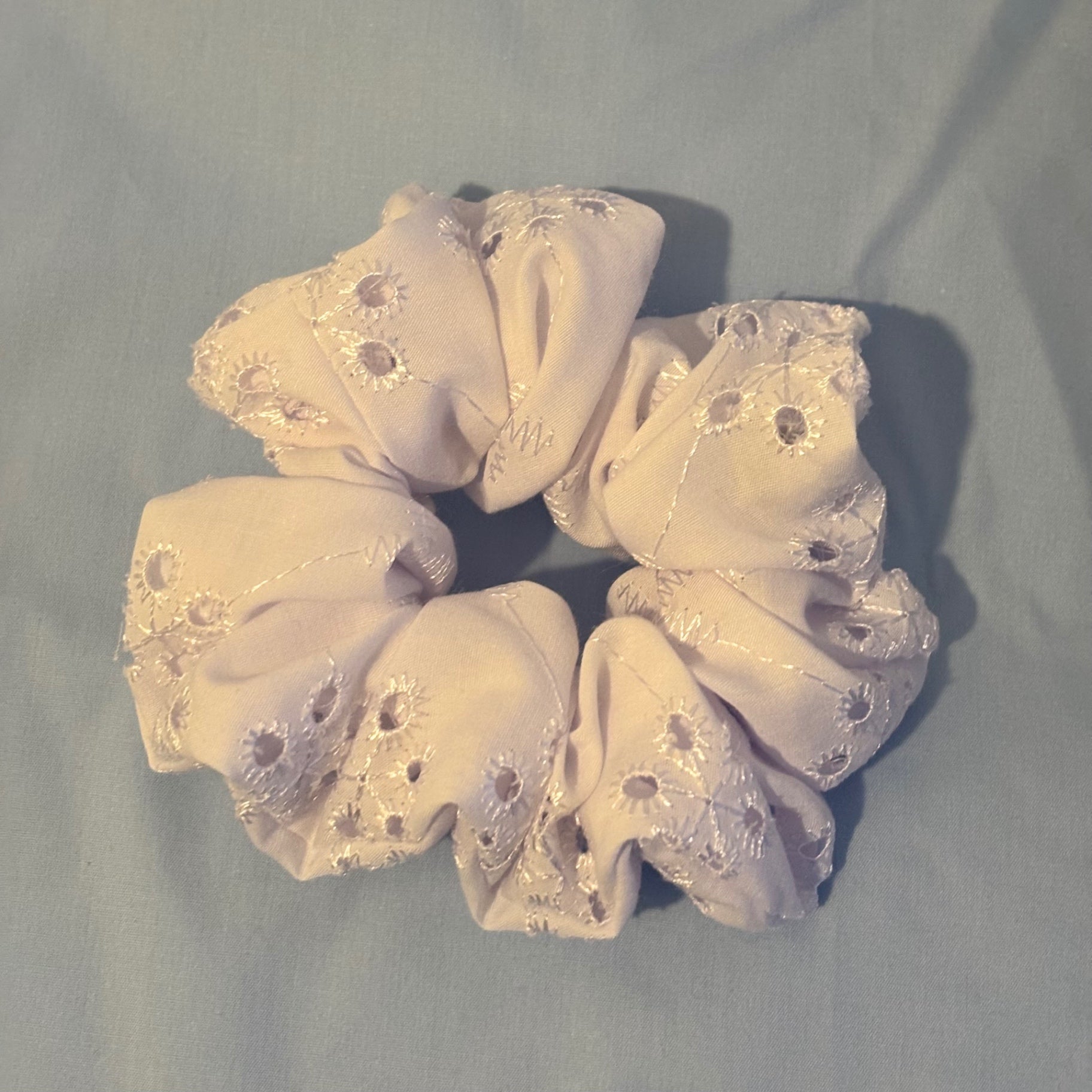 Broderie Anglaise Scrunchie Medium