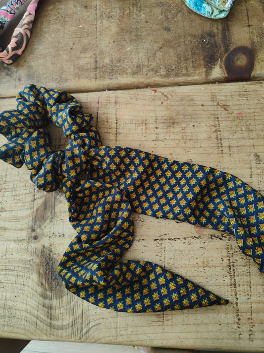 Es Cana Scrunchie with scarf - matches Top