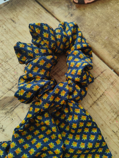 Es Cana Scrunchie with scarf - matches Top