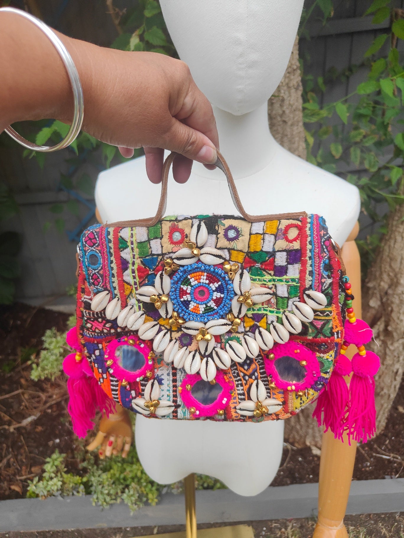 Es Vedra Boho Bag comes with two straps