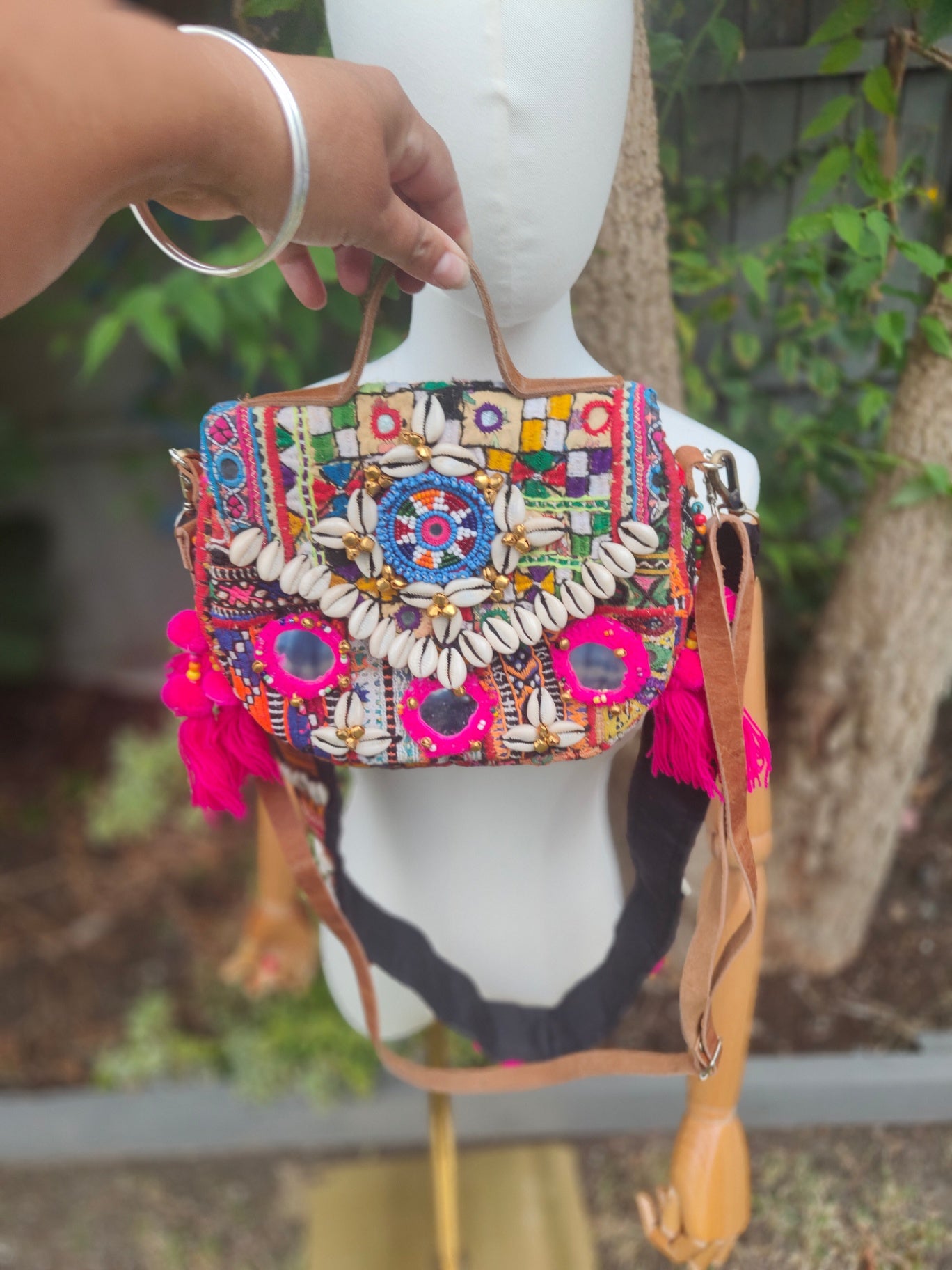 Es Vedra Boho Bag comes with two straps