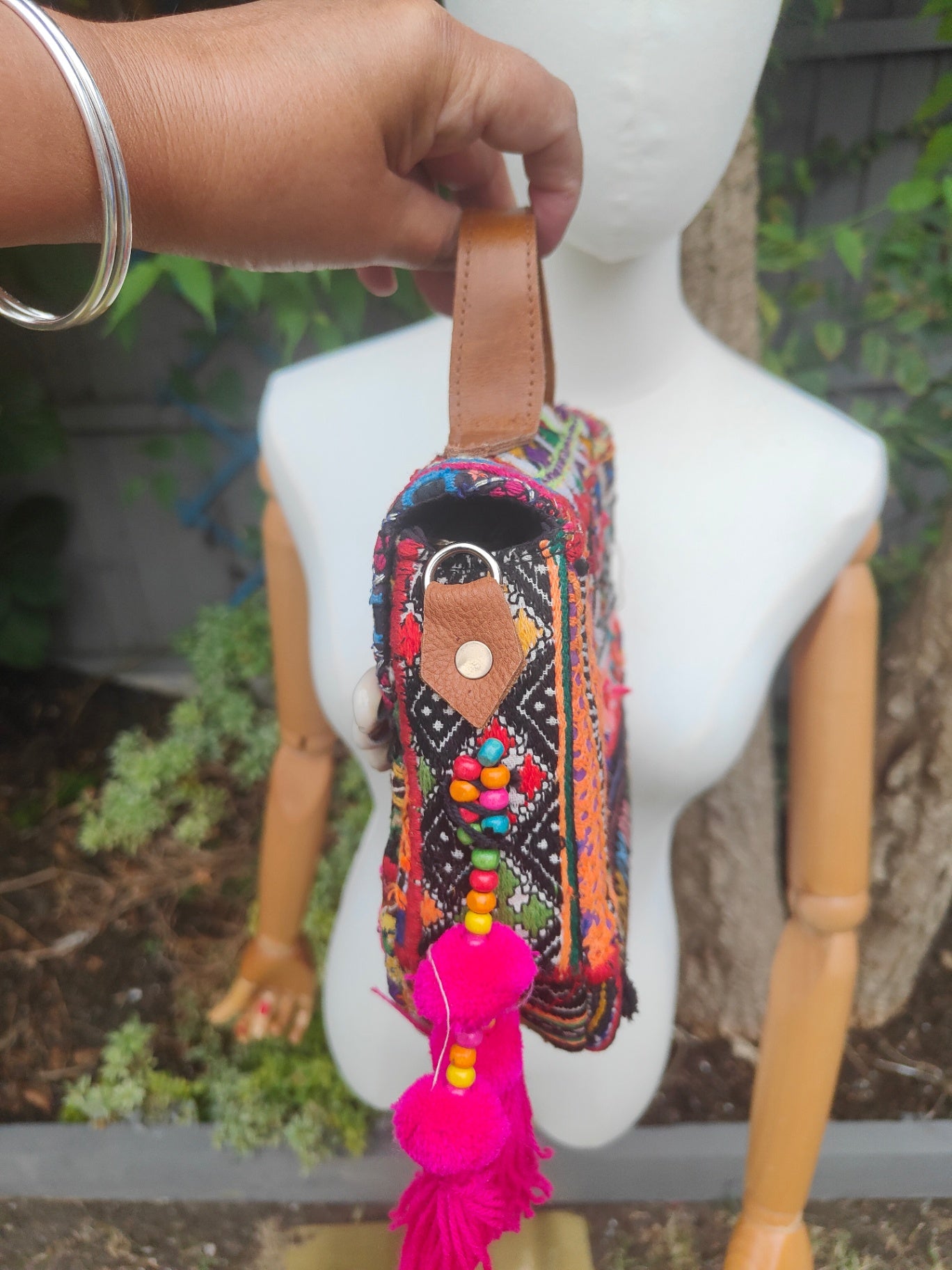 Es Vedra Boho Bag comes with two straps