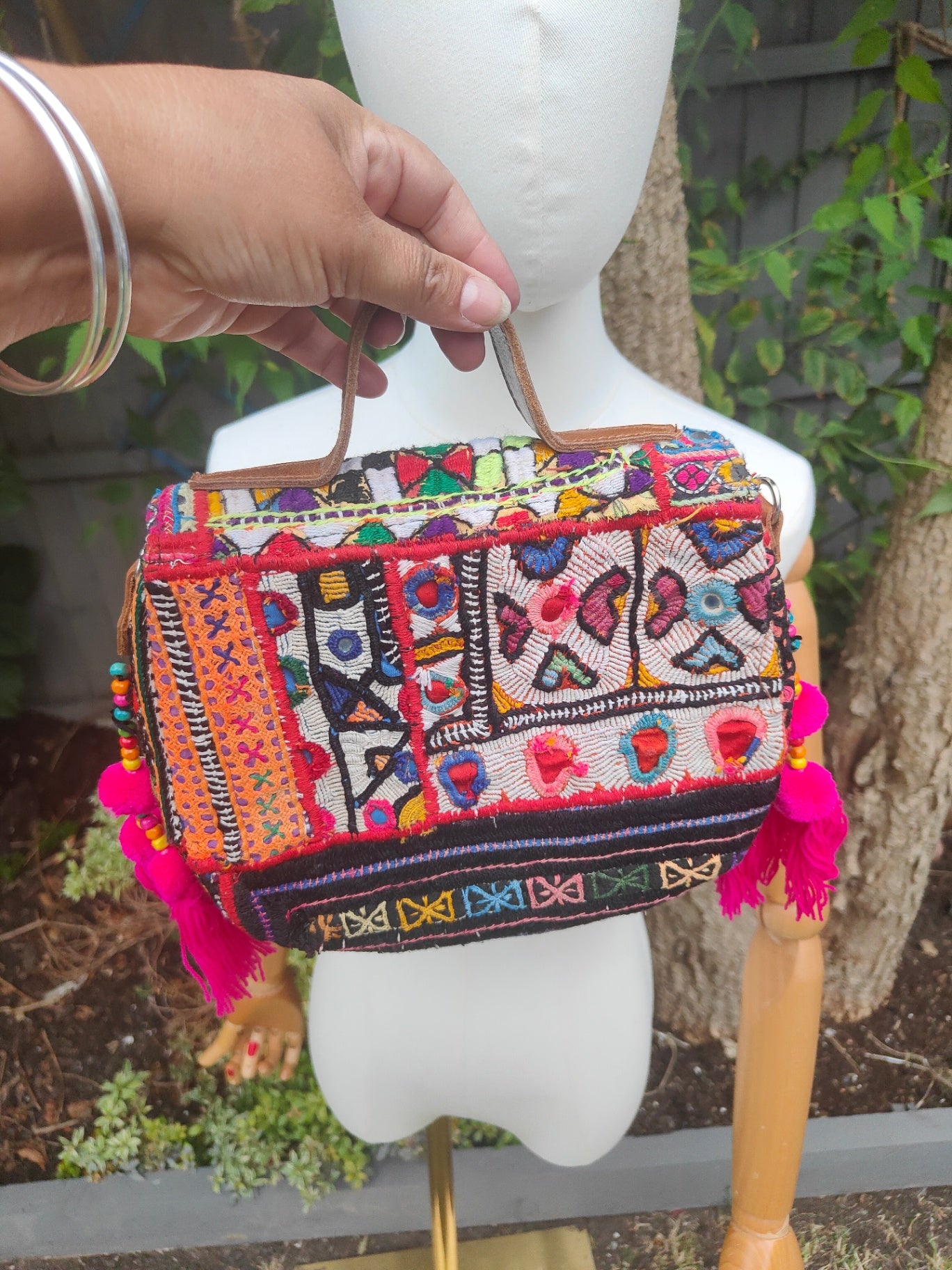 Es Vedra Boho Bag comes with two straps