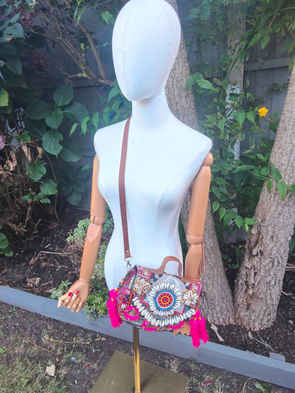 Es Vedra Hand Bag/ crossbody comes with two straps