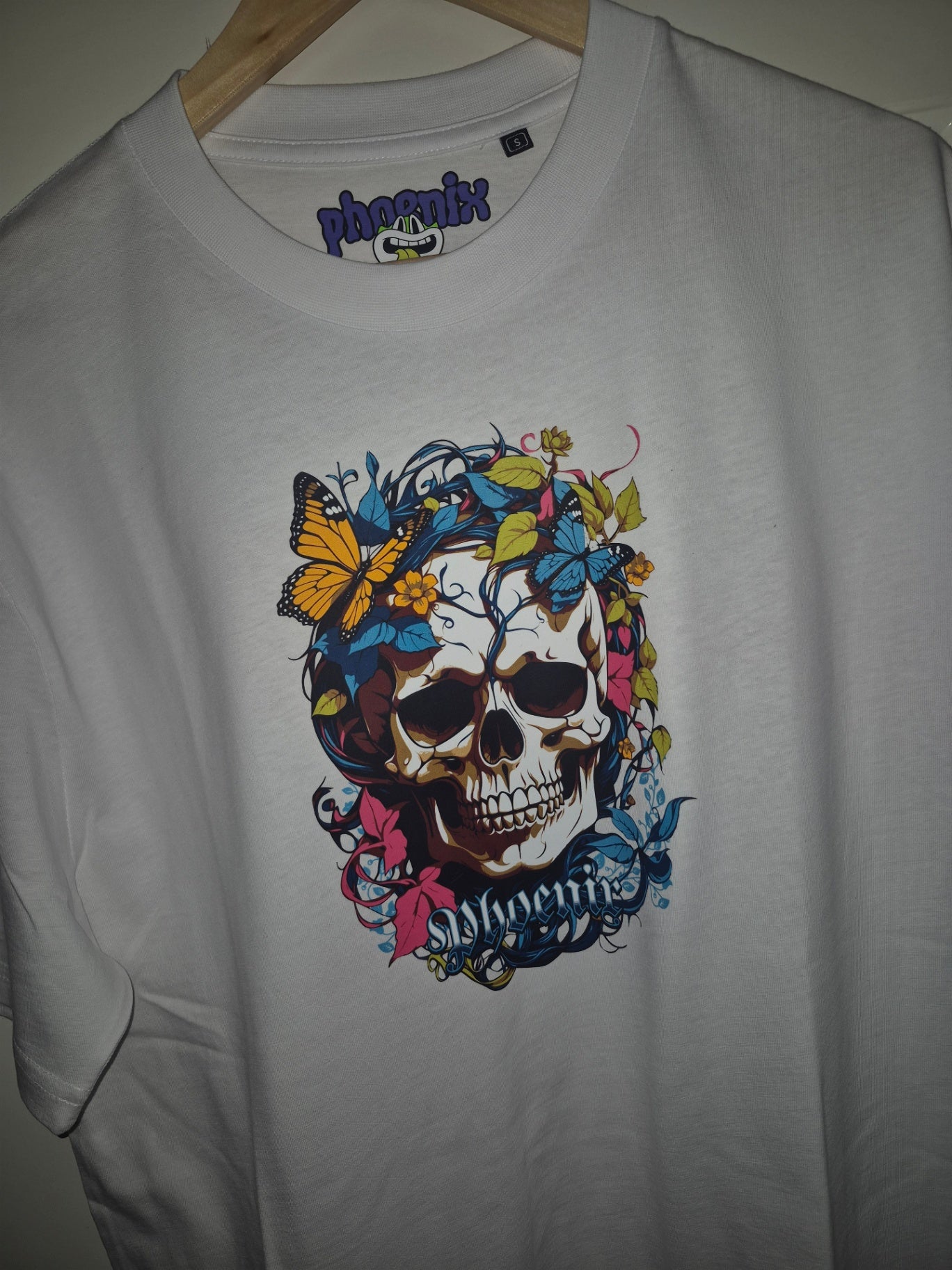 Skull in vine  S oversized white medium 